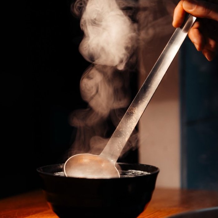 En cuisine, service à la louche